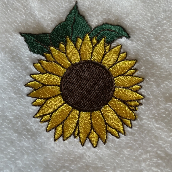 Embroidery white bath towel with sunflower design size 42×24inches - Picture 2 of 2